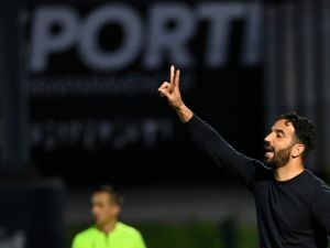 Sporting Lisbon's Portuguese coach Ruben Amorim gives instructions to his players during the Portuguese League football match between FC Famalicao and Sporting CP at the Estadio Municipal 22 de Junho in Vila Nova de Famalicao on April 16, 2024. (Photo by MIGUEL RIOPA / AFP)