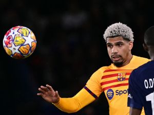 Barcelona's Uruguayan defender #04 Ronald Araujo watches the ball during the UEFA Champions League quarter final first leg football match between Paris Saint-Germain (PSG) and FC Barcelona at the Parc des Princes stadium in Paris on April 10, 2024. (Photo by Miguel MEDINA / AFP)