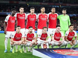 Arsenal players pose for team photo prior to the UEFA Champions League last 16 second leg football match between Arsenal and Porto FC at the Arsenal Stadium in north London, on March 12, 2024. (Photo by Adrian DENNIS / AFP)