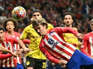 Atletico Madrid's French forward #07 Antoine Griezmann (C) heads the ball during the UEFA Champions League quarter final first leg football match between Club Atletico de Madrid and Borussia Dortmund at the Metropolitano stadium in Madrid on April 10, 2024. (Photo by JAVIER SORIANO / AFP)
