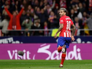 Atletico Madrid's Argentinian forward #10 Angel Correa celebrates scoring his team's second goal during the Spanish league football match between Club Atletico de Madrid and Athletic Club Bilbao at the Metropolitano stadium in Madrid on April 27, 2024. (Photo by OSCAR DEL POZO / AFP)