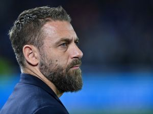 Roma's Italian coach Daniele De Rossi reacts ahead of the UEFA Europa League round of 16 second leg football match between Brighton and Roma at the American Express Community Stadium in Brighton, southern England on March 14, 2024. (Photo by Glyn KIRK / AFP)