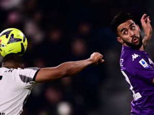 Juventus' Brazilian defender Bremer (L) and Fiorentina's Argentinian forward Nicolas Gonzalez go for a header during the Italian Serie A football match between Juventus and Fiorentina on February 12, 2023 at the Juventus stadium in Turin. (Photo by Marco BERTORELLO / AFP)