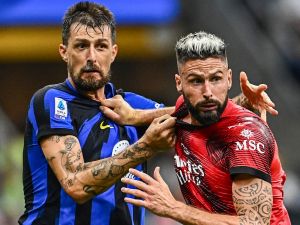 Inter Milan's Italian defender #15 Francesco Acerbi (L) fights for the ball with AC Milan's French forward #09 Olivier Giroud during the Italian Serie A football match between Inter Milan and AC Milan at the San Siro Stadium in Milan on September 16, 2023. (Photo by GABRIEL BOUYS / AFP)