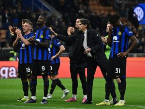 Inter Milan's Italian midfielder #16 Davide Frattesi, Inter Milan's French forward #09 Marcus Thuram and Inter Milan's Italian coach Simone Inzaghi (2nd R) react at the end of the Serie A football match between Inter Milan and Napoli at San Siro stadium in Milan, on March 17, 2024. (Photo by Isabella BONOTTO / AFP)