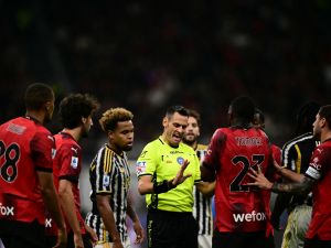 Referee Maurizio Mariani argues with AC Milan's players during the Italian Serie A football match between Milan and Juventus at San Siro Stadium, in Milan on October 22, 2023. (Photo by Marco BERTORELLO / AFP)