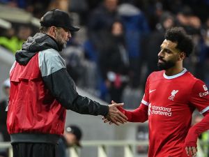 Liverpool's German head coach Jurgen Kloppduring (L) acknowledges Liverpool's Egyptian forward #11 Mohamed Salah as he leaves the pitch during the UEFA Europa League quarter-final second leg football match between Atalanta BC and Liverpool FC at the Atleti Azzurri d'Italia Stadium in Bergamo, on April 18, 2024. (Photo by Isabella BONOTTO / AFP)
