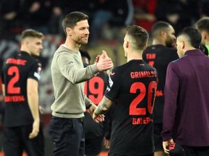 Bayer Leverkusen's Spanish head coach Xabi Alonso (L) celebrate with his players at the end of the UEFA Europa League quarter-final first leg football match between Bayer 04 Leverkusen and West Ham United FC in Leverkusen, western Germany on April 11, 2024. Bayer Leverkusen won the match 2-0. (Photo by INA FASSBENDER / AFP)