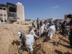 انتشال 190 جثة لشهداء من مقبرة جماعية داخل مجمع ناصر الطبي