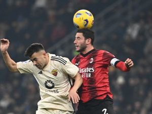 Roma's Italian forward #92 Stephan El Shaarawy (L) fights for the ball with AC Milan's Italian defender #02 Davide Calabria during the Italian Serie A football match between AC Milan and AS Roma at San Siro Stadium, in Milan on January 14, 2024. (Photo by Isabella BONOTTO / AFP)