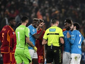 Napoli's Nigerian forward #09 Victor Osimhen (C) reacts during the Italian Serie A football math between Roma and Napoli at the Olympic stadium in Rome on December 23, 2023. (Photo by TIZIANA FABI / AFP)