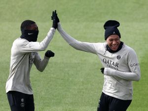 Paris Saint-Germain's French forward #10 Ousmane Dembele (L) reacts with Paris Saint-Germain's French forward #07 Kylian Mbappe during a training session in Poissy, west of Paris, on April 9, 2024, on the eve of their UEFA champions league quarter-final first leg football match against Barcelona. (Photo by FRANCK FIFE / AFP)