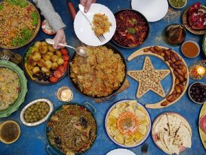 أطباق رمضانية: سلطة ملفوف، سمك بالمقلاة الكهربائية وكرات شوكولاتة