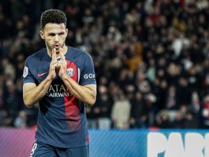 Paris Saint-Germain's Portuguese forward #09 Goncalo Ramos celebrates scoring his team's third goal during the French L1 football match between Paris Saint-Germain (PSG) and Olympique Lyonnais (Lyon) at the Parc des Princes stadium in Paris on April 21, 2024. (Photo by Guillaume BAPTISTE / AFP)
