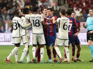 Spanish match referee Juan Martinez Munuera approaches as Barcelona's Polish forward #09 Robert Lewandowski and French defender #23 Jules Kounde argue with Real Madrid's French midfielder #12 Eduardo Camavinga and French defender #18 Aurelien Tchouameni during the Spanish Super Cup final football match between Real Madrid and Barcelona at the Al-Awwal Park Stadium in Riyadh, on January 14, 2024. (Photo by Giuseppe CACACE / AFP)