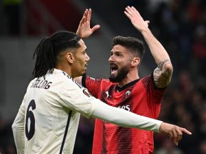 AC Milan's French forward #09 Olivier Giroud (R) reacts in front of Roma's English defender #06 Chris Smalling during the UEFA Europa League football match between AC Milan and AS Roma at San Siro Stadium, in Milan on April 11, 2024. (Photo by Isabella BONOTTO / AFP)