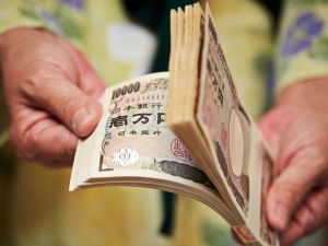 Japanese Yen swings sharply following its worst decline since 1990
