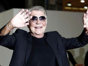 وفاة روبيرتو كافاللي عن عمر يناهز 83 عاما.. أسطورة الموضة الإيطالية الأشهر