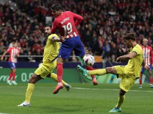 Villarreal's Spanish defender #03 Raul Albiol (L) vies with Atletico Madrid's Spanish forward #19 Alvaro Morata as Villarreal's Spanish midfielder #16 Alex Baena kicks the ball during the Spanish league football match between Club Atletico de Madrid and Villarreal CF at the Civitas Metropolitano stadium in Madrid on November 12, 2023. (Photo by Thomas COEX / AFP)