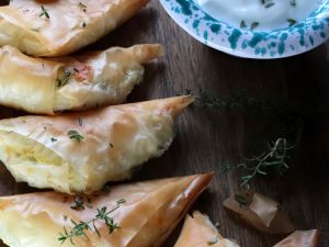 فطائر الجبن اليونانية المثلثة (تيروبيتا)