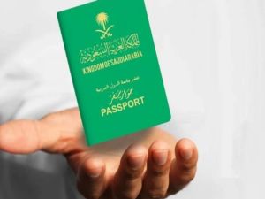 الجوازات السعودية توضح متى يمكن تحويل تأشيرة الزيارة إلى إقامة