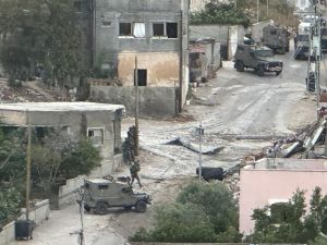 مصادر محلية تفيد بانتشال جثمان شاب من داخل المنزل