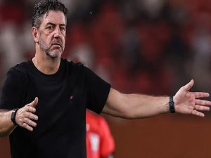 فيتوريا يبرئ إمام ويدافع عن صلاح!!