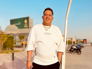 مطرب شهير يتنقد التنمر.. "ليه التريقة على بطني؟"