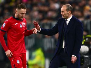 Juventus' Italian coach Massimiliano Allegri (R) reacts next to Atalanta’s Dutch midfielder #07 Teun Koopmeiners during the Italian Serie A football match between Juventus and Atalanta at the Allianz Stadium in Turin, on March 10, 2024. (Photo by MARCO BERTORELLO / AFP)