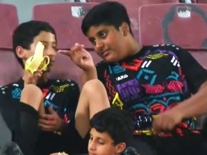 لقطة طريفة في مدرجات استاد عبدالله بن خليفة  لقطة طريفة في مدرجات استاد عبدالله بن خليفة