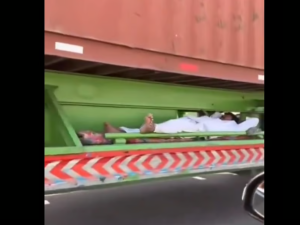 باكستاني ينام أسفل شاحنة مسرعة في السعودية  باكستاني ينام أسفل شاحنة مسرعة في السعودية