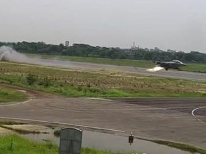 نهاية مروّعة لطيار حربي نفذ حركة بهلوانية في السماء نهاية مروّعة لطيار حربي نفذ حركة بهلوانية في السماء