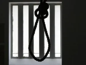 صورة تعبيرية تظهر حبل مشنقة تقابله مافذة زنزانة