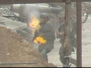 لحظة اشتعال النيران بجندي إسرائيلية قنصته كتائب القسام 