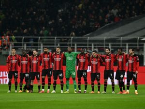AC Milan's players stand in a line prior to the Italian Serie A football match between AC Milan and Inter Milan at the San Siro Stadium in Milan on April 22, 2024. (Photo by GABRIEL BOUYS / AFP)