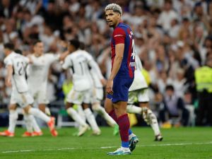 Barcelona's Uruguayan defender #04 Ronald Araujo reacts to the equalizer scored by Real Madrid's Spanish forward #17 Lucas Vazquez during the Spanish league football match between Real Madrid CF and FC Barcelona at the Santiago Bernabeu stadium in Madrid on April 21, 2024. (Photo by OSCAR DEL POZO / AFP)