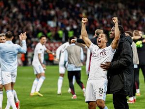 Aston Villa's Belgian midfielder #08 Youri Tielemans (2nd-R) celebrates his team's victory after the penalty shoot out at the end of the UEFA Europa Conference League quarter-final second leg football match between Lille and Aston Villa at Stade Pierre-Mauroy in Villeneuve-d'Ascq, northern France on April 18, 2024. Aston Villa won over Lille 4-3 after the penalty shoot-outs and Villa qualified for the semi-finals. (Photo by Sameer Al-DOUMY / AFP)