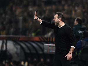 Brighton's Italian head coach Roberto De Zerbi reacts during the UEFA Europa League Group B football match between AEK Athens FC and Brighton and Hove Albion FC at the Agia Sophia Stadium in Athens on November 30, 2023. (Photo by Angelos TZORTZINIS / AFP)