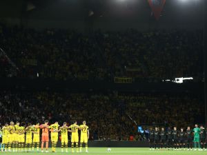 Dortmund's's players (L) and Paris Saint-Germain's players line up as the stadium observes a minute of silence for victims of recents flooding in Libya and an earthquake in Morocco prior to the UEFA Champions League 1st round Group F football match between Paris Saint-Germain (PSG) and Borussia Dortmund (BVB) at the Parc des Princes stadium in Paris on September 19, 2023. (Photo by FRANCK FIFE / AFP)