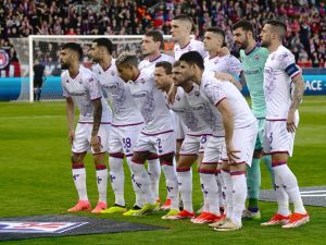Fiorentina's players pose for a team photo prior to the UEFA Conference League quarter-final first leg football match between FC Viktoria Plzen and ACF Fiorentina in Pilsen, Czech Republic on April 11, 2024. (Photo by Michal Cizek / AFP)
