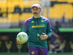 Fiorentina's coach Vincenzo Italiano leads a training session on the eve of the UEFA Conference League Final between AC Fiorentina and Olympiakos FC at the Aghia Sophia Stadium in Athens on May 28, 2024. (Photo by Aris Messinis / AFP)