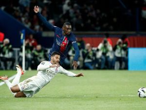 Lyon's Brazilian defender #21 Henrique Silva Milagres (L) fights for the ball with Paris Saint-Germain's French forward #23 Randal Kolo Muani during the French L1 football match between Paris Saint-Germain (PSG) and Olympique Lyonnais (Lyon) at the Parc des Princes stadium in Paris on April 21, 2024. (Photo by Guillaume BAPTISTE / AFP)