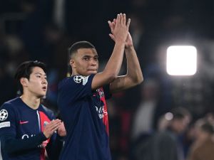 Paris Saint-Germain's French forward #07 Kylian Mbappe (R) applauds the fans at the end of the UEFA Champions League semi-final second leg football match between Paris Saint-Germain (PSG) and Borussia Dortmund, at the Parc des Princes stadium in Paris on May 7, 2024. (Photo by MIGUEL MEDINA / AFP)
