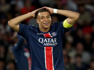 Paris Saint-Germain's French forward #07 Kylian Mbappe reacts after missing a goal opportunity during the French L1 football match between Paris Saint-Germain (PSG) and Toulouse (TFC) on May 12, 2024 at the Parc des Princes stadium in Paris. (Photo by FRANCK FIFE / AFP)