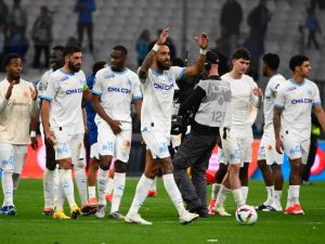 Marseille's players applaud their supporters at the end of the French L1 football match between Olympique Marseille (OM) and RC Lens at Stade Velodrome in Marseille, southern France, on April 28, 2024. (Photo by Christophe SIMON / AFP)