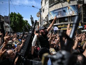 مسلحون فلسطينيون خلال تشييع جثامين شهداء سقطوا في المواجهات مع الإحتلال في جنين