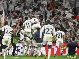 Real Madrid players celebrate their second goal scored by Real Madrid's Spanish forward #14 Joselu during the UEFA Champions League semi final second leg football match between Real Madrid CF and FC Bayern Munich at the Santiago Bernabeu stadium in Madrid on May 8, 2024. (Photo by JAVIER SORIANO / AFP)