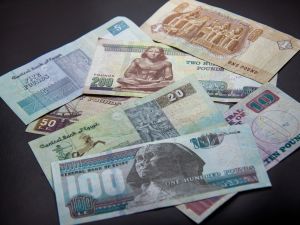 صورة تعبيرية تظهر مجموعة من مختلف فئات الجنيه المصري