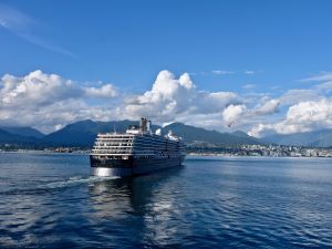 Cruise ship 