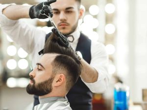تفسير حلم حلق الشعر للرجل عند الحلاق